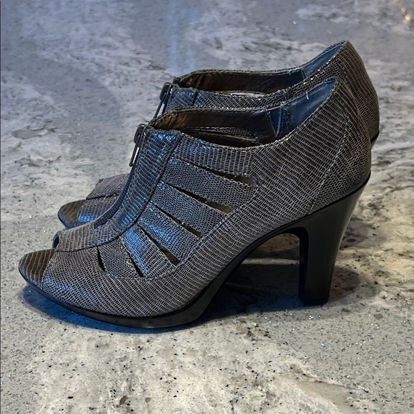 Sofft Sofft Metallic Gray Cutout Gray Heels Size 6.5 - Picture 4 of 6